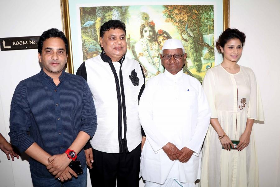 Social activist Anna Hazare and Bollywood actor Tanishaa Mukerji during the poster launch of film Anna, in Mumbai. Anna Hazare,Tanishaa Mukerji,ANNA poster,ANNA poster launch,ANNA movie launch,Social activist Anna Hazare,actress Tanishaa Mukerji,Anna,bollywood movie Anna,Anna poster,Anna movie stills,Anna movie pics,Anna movie images,Anna movie photos,Anna movie pictu