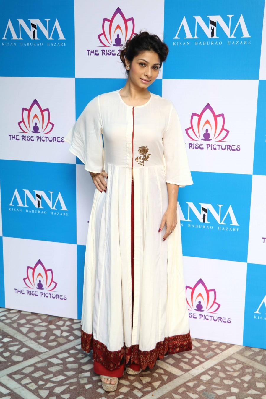 Social activist Anna Hazare and Bollywood actor Tanishaa Mukerji during the poster launch of film Anna, in Mumbai. Anna Hazare,Tanishaa Mukerji,ANNA poster,ANNA poster launch,ANNA movie launch,Social activist Anna Hazare,actress Tanishaa Mukerji,Anna,bollywood movie Anna,Anna poster,Anna movie stills,Anna movie pics,Anna movie images,Anna movie photos,Anna movie pictu