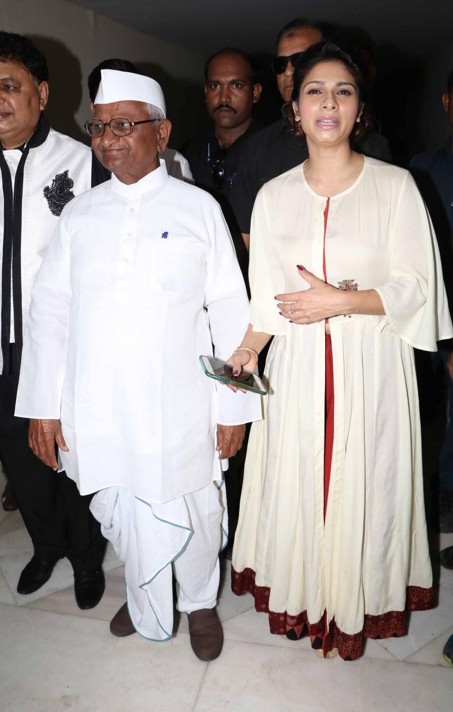 Social activist Anna Hazare and Bollywood actor Tanishaa Mukerji during the poster launch of film Anna, in Mumbai. Anna Hazare,Tanishaa Mukerji,ANNA poster,ANNA poster launch,ANNA movie launch,Social activist Anna Hazare,actress Tanishaa Mukerji,Anna,bollywood movie Anna,Anna poster,Anna movie stills,Anna movie pics,Anna movie images,Anna movie photos,Anna movie pictu