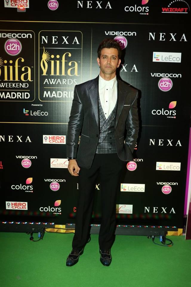 Hrithik Roshan receives a thumbs up for his IIFA performance - Photos