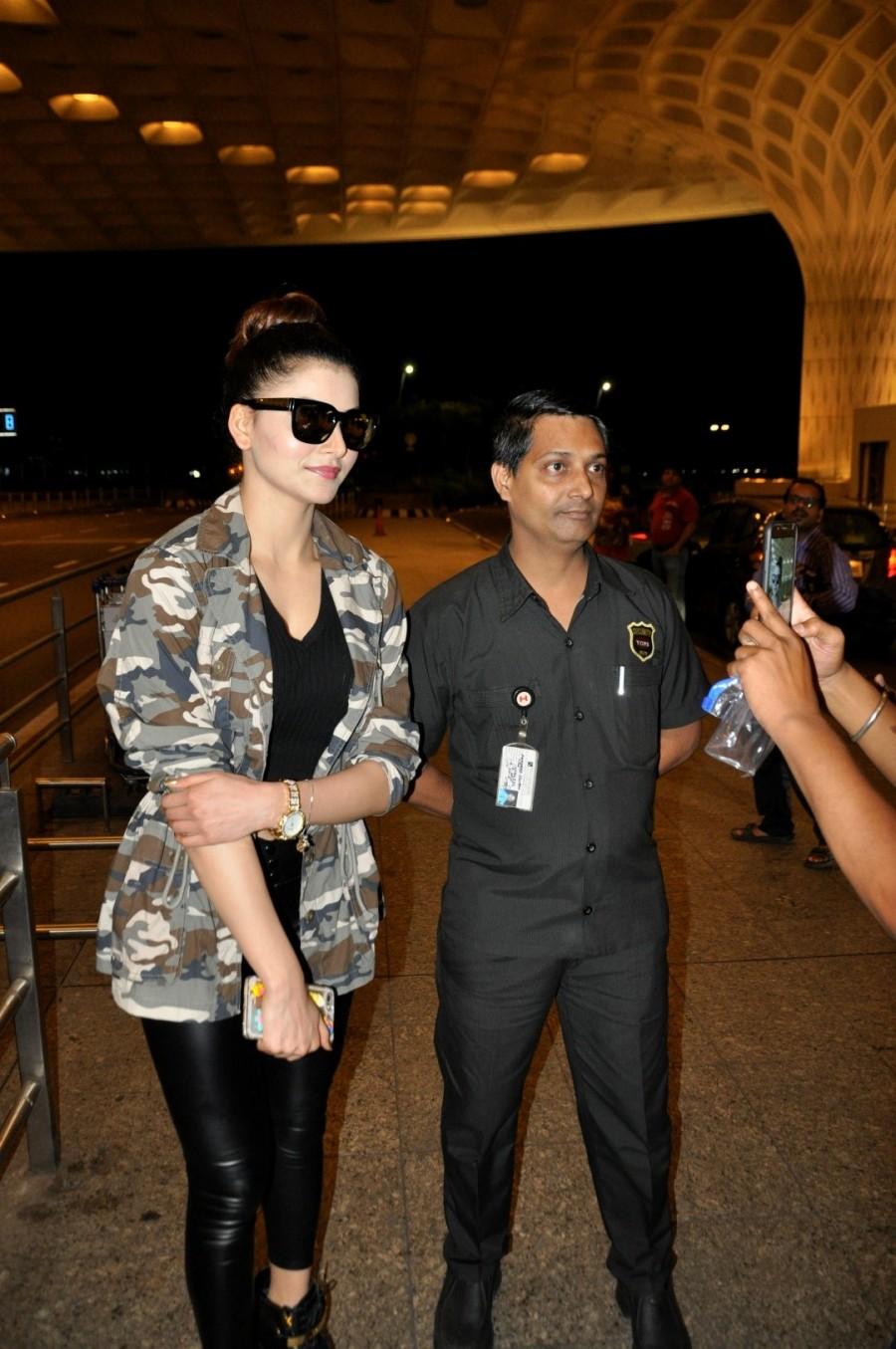 Bollywood Actress Urvashi Rautela Snapped at Mumbai International Airport Leaving for SIIMA Awards. Urvashi Rautela,Urvashi Rautela at SIIMA Awards,SIIMA Awards,SIIMA Awards 2016,SIIMA Awards pics,SIIMA Awards images,SIIMA Awards stills,SIIMA Awards pictures,actress Urvashi Rautela,Urvashi Rautela at Airport