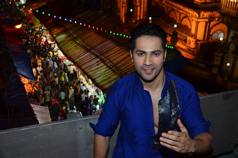 Varun Dhawan known to be a foodie and prefers to binge on authentic cuisines visited Persian Darbar last evening to relish a few Ramzan delicacies. Varun Dhawan,Varun Dhawan relishes ramzan delicacies,Varun Dhawan tastes ramzan delicacies,Varun Dhawan ramzan,ramzan delicacies,ramzan foods,ramzan special,actor Varun Dhawan,Varun Dhawan pics,Varun Dhawan images,Varun Dhawan photos,Varun Dhawan stills,V