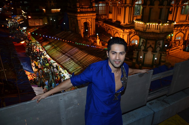 Varun Dhawan known to be a foodie and prefers to binge on authentic cuisines visited Persian Darbar last evening to relish a few Ramzan delicacies. Varun Dhawan,Varun Dhawan relishes ramzan delicacies,Varun Dhawan tastes ramzan delicacies,Varun Dhawan ramzan,ramzan delicacies,ramzan foods,ramzan special,actor Varun Dhawan,Varun Dhawan pics,Varun Dhawan images,Varun Dhawan photos,Varun Dhawan stills,V