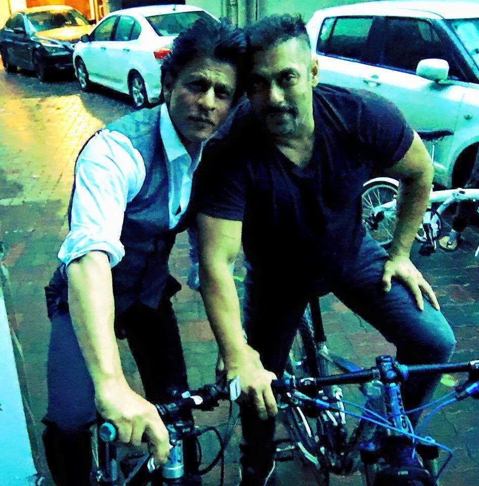 Bollywood actor Salman Khan and Shah Rukh Khan enjoy bike ride together. Salman Khan and Shah Rukh Khan,Shah Rukh Khan and Salman Khan,Shah Rukh Khan,SRK,Salman Khan,SRK and Salman Khan,SRK with Salman Khan,Salman Khan riding bike,SRK riduing bike