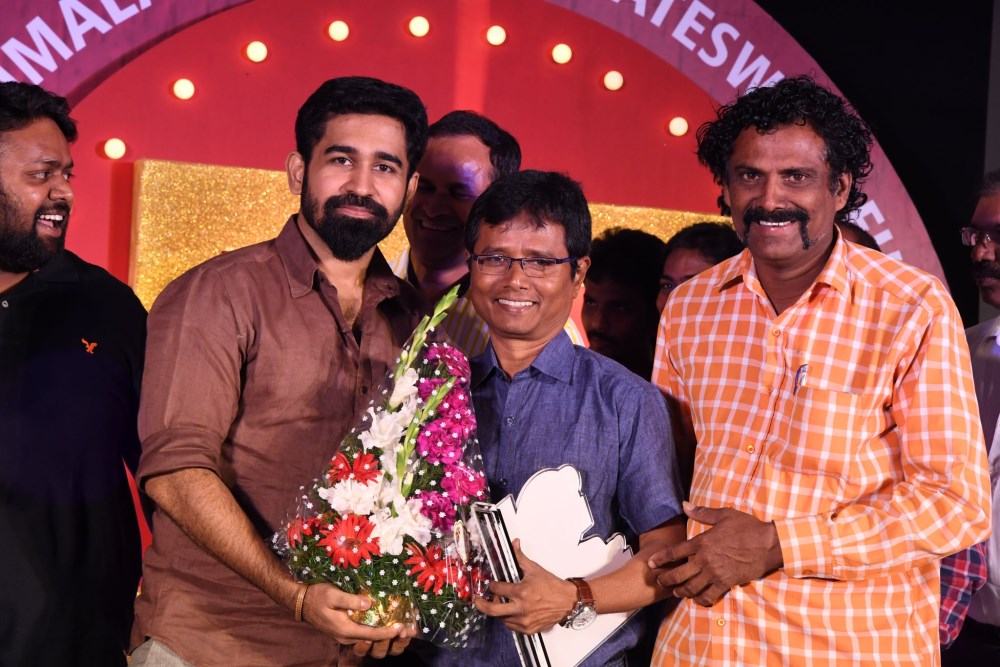 Telugu movie Bichagadu 50 days function event held in Hyderabad. Celebs like Vijay Antony, Satna Titus, Producer Fathima Vijay Antony, Director Sasi, Jayasudha, Lakshman, SV Krishna Reddy, B Gopal, T Prasanna Kumar, K Atchi Reddy, Siva Balaji, Aryan Rajesh and others graced the event. Bichagadu,Bichagadu 50 days function,Vijay Antony,Satna Titus,Bichagadu collections,Bichagadu box office collection,Fathima Vijay Antony,Sasi,Jayasudha,Lakshman,SV Krishna Reddy,B Gopal,T Prasanna Kumar,Bichagadu sucess meet,Bichagadu sucess meet pics,Bic