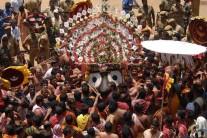 Another batch of 1,621 pilgrims left Jammu on Wednesday to perform the Amarnath Yatra which has been proceeding peacefully in the Kashmir Valley.