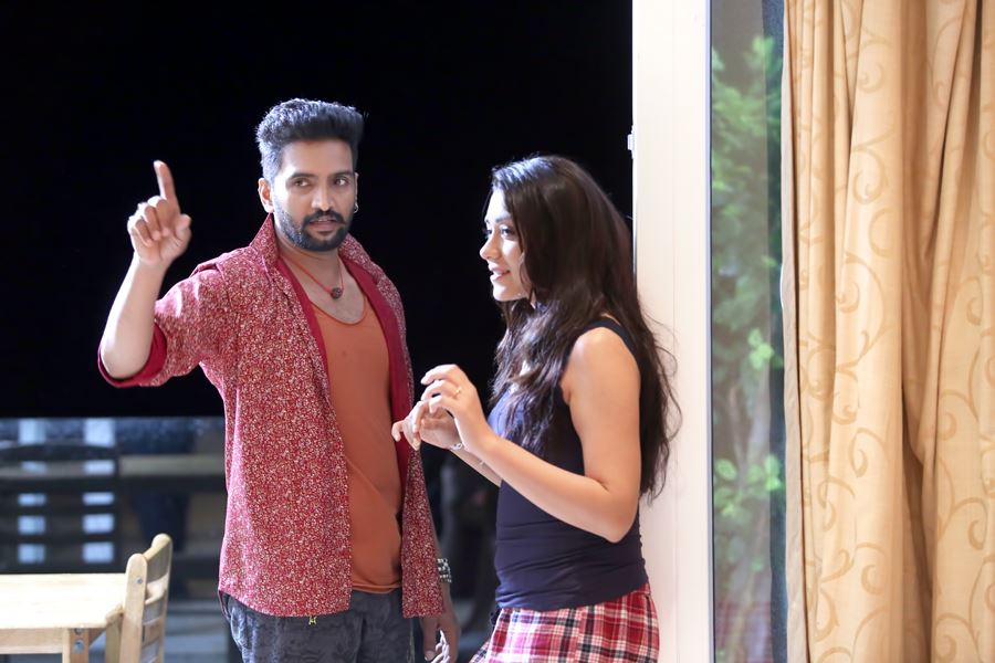 Dhilluku Dhuddu is an upcoming Tamil comedy horror film directed by Rambala. Starring Santhanam and Shanaya in the lead role. Dhilluku Dhuddu,tamil movie Dhilluku Dhuddu,Santhanam,Santhanam in Dhilluku Dhuddu,Shanaya,Dhilluku Dhuddu movie stills,Dhilluku Dhuddu movie pics,Dhilluku Dhuddu movie images,Dhilluku Dhuddu movie photos,Dhilluku Dhuddu movie pictures,Dhilluku Dhuddu sti