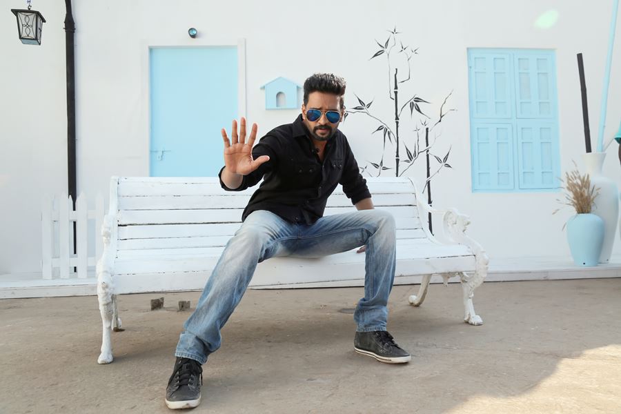Dhilluku Dhuddu is an upcoming Tamil comedy horror film directed by Rambala. Starring Santhanam and Shanaya in the lead role. Dhilluku Dhuddu,tamil movie Dhilluku Dhuddu,Santhanam,Santhanam in Dhilluku Dhuddu,Shanaya,Dhilluku Dhuddu movie stills,Dhilluku Dhuddu movie pics,Dhilluku Dhuddu movie images,Dhilluku Dhuddu movie photos,Dhilluku Dhuddu movie pictures,Dhilluku Dhuddu sti