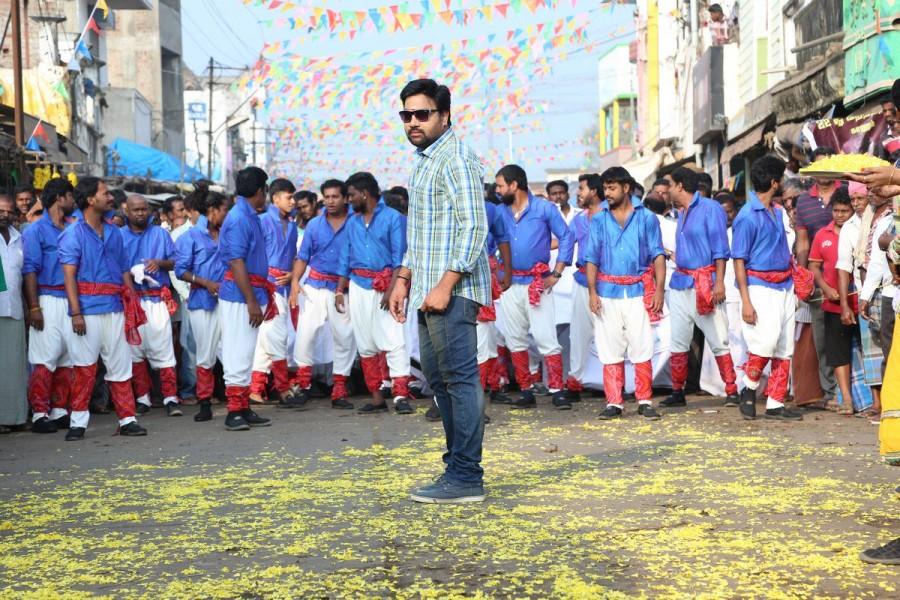 Adra Machan Visilu is an upcoming Tamil comedy movie. The film stars Shiva, Naina Sarwar and Srinivasan in the lead role. Adra Machan Visilu,tamil movie Adra Machan Visilu,Shiva,Naina Sarwar,Srinivasan,powerstar Srinivasan,power star Srinivasan,Adra Machan Visilu movie stills,Adra Machan Visilu movie pics,Adra Machan Visilu movie images,Adra Machan Visilu movie photos,Adra M