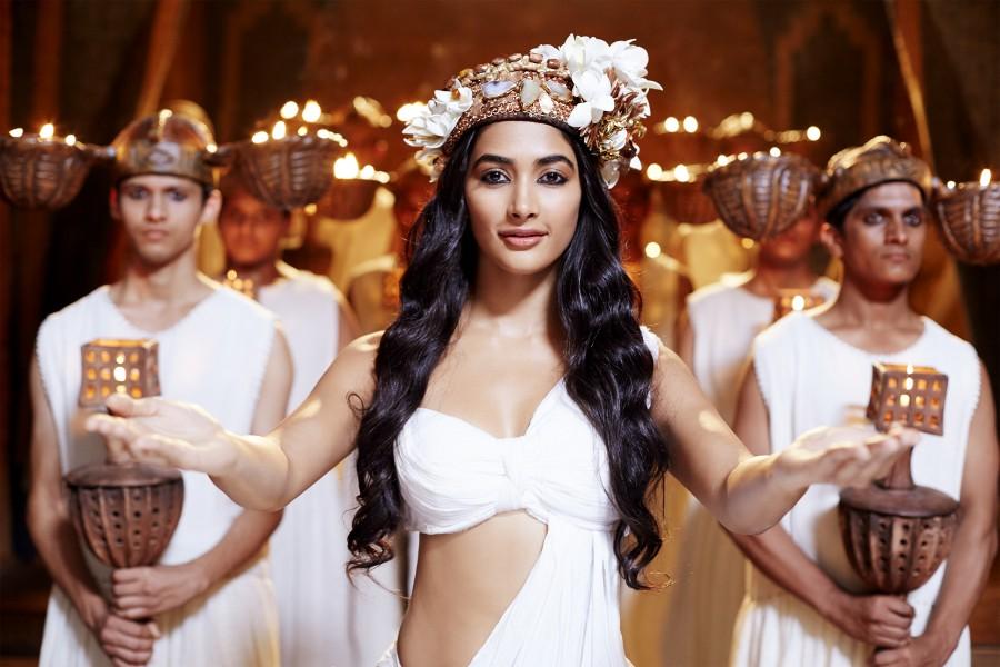 The first song of Hrithik Roshan's much awaited action-romance 'Mohenjo Daro' is out and is simply a soulful romantic number. Mohenjo Daro,Mohenjo Daro song,Mohenjo Daro first song,Tu hai,Hrithik Roshan,Pooja Hegde,Mohenjo Daro stills,Mohenjo Daro pics,Mohenjo Daro images,Mohenjo Daro photos,Mohenjo Daro pictures