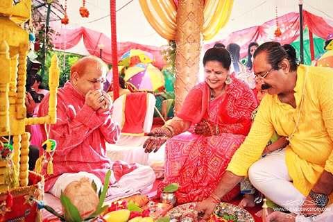 Bollywood actress Divyanka Tripathi glows in yellow at her Haldi ceremony. Divyanka Tripathi,Divyanka Tripathi Haldi ceremony,Divyanka Tripathi in yellow at her Haldi ceremony,Divyanka Tripathi glows in yellow at her Haldi ceremony,Divyanka Tripathi Haldi ceremony pics,Divyanka Tripathi Haldi ceremony images,Divyanka Tripathi Ha