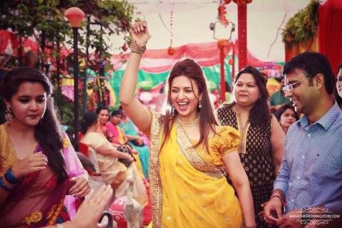 Bollywood actress Divyanka Tripathi glows in yellow at her Haldi ceremony. Divyanka Tripathi,Divyanka Tripathi Haldi ceremony,Divyanka Tripathi in yellow at her Haldi ceremony,Divyanka Tripathi glows in yellow at her Haldi ceremony,Divyanka Tripathi Haldi ceremony pics,Divyanka Tripathi Haldi ceremony images,Divyanka Tripathi Ha