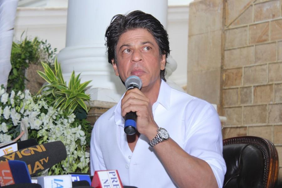 Bollywood actor Shah Rukh Khan, son AbRam greet fans on Eid at Mannat. Shah Rukh Khan,Shah Rukh Khan,son AbRam greet fans on Eid at Mannat,Shah Rukh Khan with son AbRam,AbRam,Shah Rukh Khan celebrates Eid,Shah Rukh Khan celebrates Eid at Mannat,Shah Rukh Khan latest pics,Shah Rukh Khan latest images,Shah Rukh Khan latest ph