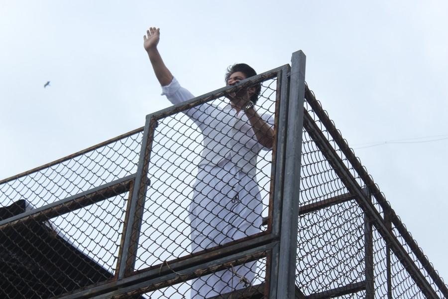 Bollywood actor Shah Rukh Khan, son AbRam greet fans on Eid at Mannat. Shah Rukh Khan,Shah Rukh Khan,son AbRam greet fans on Eid at Mannat,Shah Rukh Khan with son AbRam,AbRam,Shah Rukh Khan celebrates Eid,Shah Rukh Khan celebrates Eid at Mannat,Shah Rukh Khan latest pics,Shah Rukh Khan latest images,Shah Rukh Khan latest ph