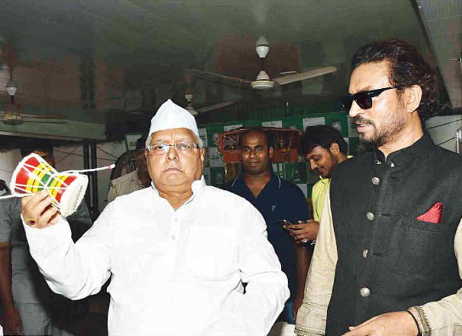 Internationally acclaimed actor Irrfan Khan, who is awaiting the release of his forthcoming film Irrfan Khan,Irrfan Khan shares 'bawaal' selfie with Lalu Prasad,Irrfan Khan selfie with Lalu Prasad,Irrfan Khan with Lalu Prasad,Lalu Prasad,bawaal selfie,selfie pics,Madaari,Madaari actor Irrfan Khan