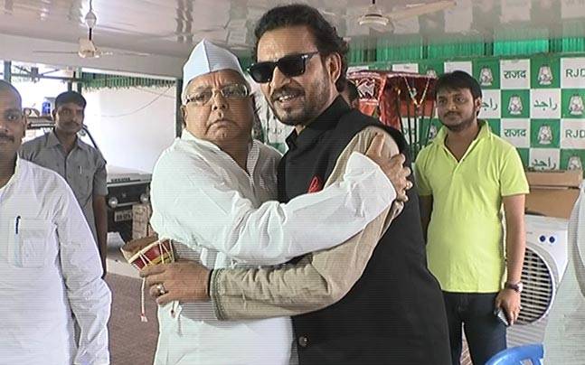 Internationally acclaimed actor Irrfan Khan, who is awaiting the release of his forthcoming film Irrfan Khan,Irrfan Khan shares 'bawaal' selfie with Lalu Prasad,Irrfan Khan selfie with Lalu Prasad,Irrfan Khan with Lalu Prasad,Lalu Prasad,bawaal selfie,selfie pics,Madaari,Madaari actor Irrfan Khan
