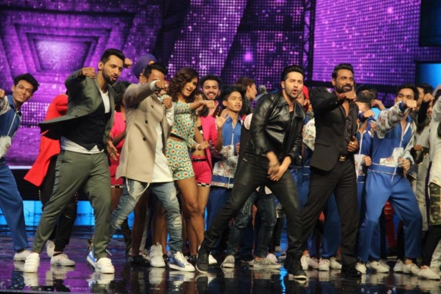 Varun Dhawan and Jacqueline sizzle on Dance + stage with Superjudge Remo D'souza. Dishoom Promotion,Varun Dhawan,Jacqueline,Remo D'souza,Varun Dhawan & Jacqueline,Dishoom Promotion pics,Dishoom Promotion images,Dishoom Promotion photos,Dishoom Promotion stills,Dishoom Promotion pictures