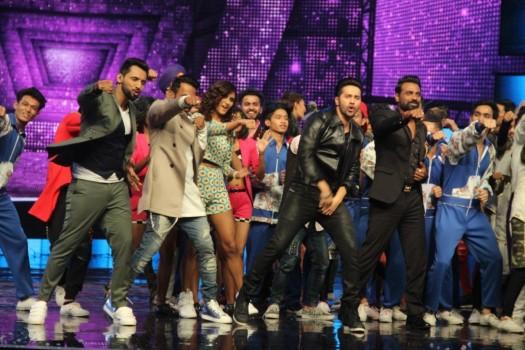 Varun Dhawan and Jacqueline sizzle on Dance + stage with Superjudge Remo D'souza.