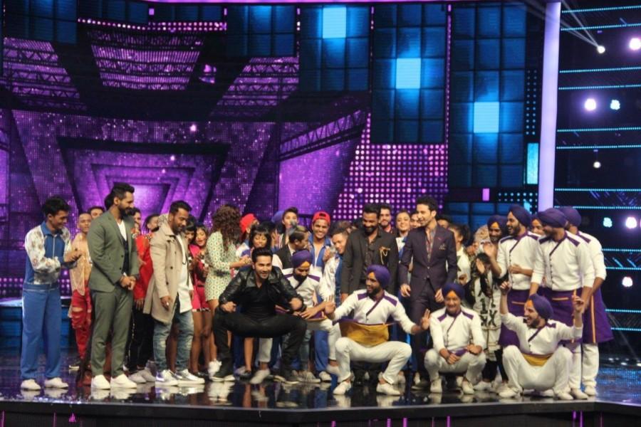 Varun Dhawan and Jacqueline sizzle on Dance + stage with Superjudge Remo D'souza. Dishoom Promotion,Varun Dhawan,Jacqueline,Remo D'souza,Varun Dhawan & Jacqueline,Dishoom Promotion pics,Dishoom Promotion images,Dishoom Promotion photos,Dishoom Promotion stills,Dishoom Promotion pictures