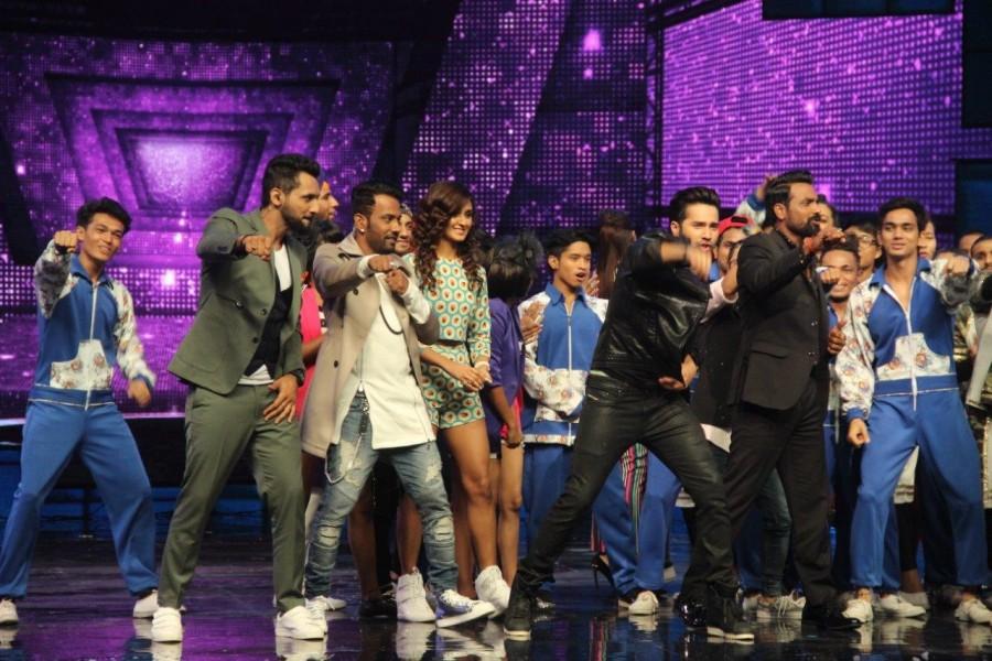 Varun Dhawan and Jacqueline sizzle on Dance + stage with Superjudge Remo D'souza. Dishoom Promotion,Varun Dhawan,Jacqueline,Remo D'souza,Varun Dhawan & Jacqueline,Dishoom Promotion pics,Dishoom Promotion images,Dishoom Promotion photos,Dishoom Promotion stills,Dishoom Promotion pictures