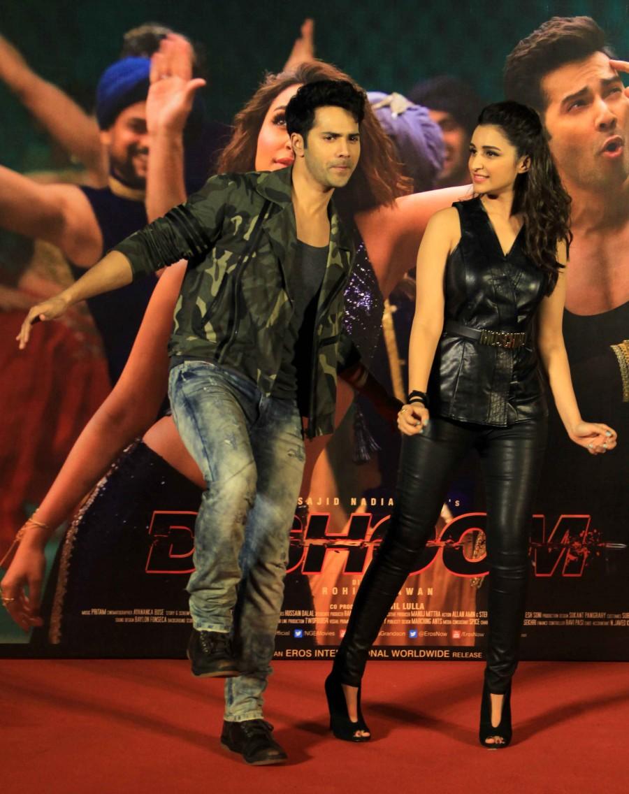 Varun Dhawan and Parineeti Chopra launched the much awaited item song Jaaneman Aah,Jaaneman Aah song,Jaaneman Aah song launch,Dishoom,Dishoom movie,Varun Dhawan,Parineeti Chopra,Varun Dhawan and Parineeti Chopra,Jaaneman Aah Dishoom