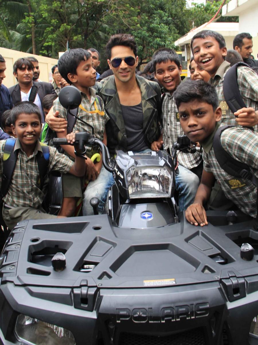 Varun Dhawan and Parineeti Chopra launched the much awaited item song Jaaneman Aah,Jaaneman Aah song,Jaaneman Aah song launch,Dishoom,Dishoom movie,Varun Dhawan,Parineeti Chopra,Varun Dhawan and Parineeti Chopra,Jaaneman Aah Dishoom