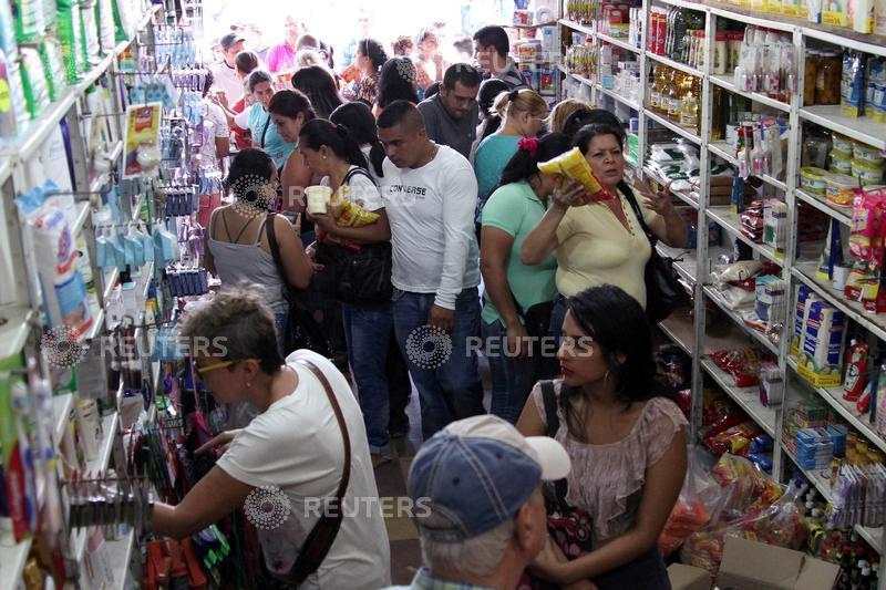 Tens of thousands of Venezuelans cross into Colombia during a temporary opening of the border to allow people to buy much-needed food and medicine. Venezuelans,Colombia,Venezuelans stock up in Colombia,border,much-needed food,medicine