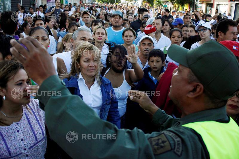 Tens of thousands of Venezuelans cross into Colombia during a temporary opening of the border to allow people to buy much-needed food and medicine. Venezuelans,Colombia,Venezuelans stock up in Colombia,border,much-needed food,medicine