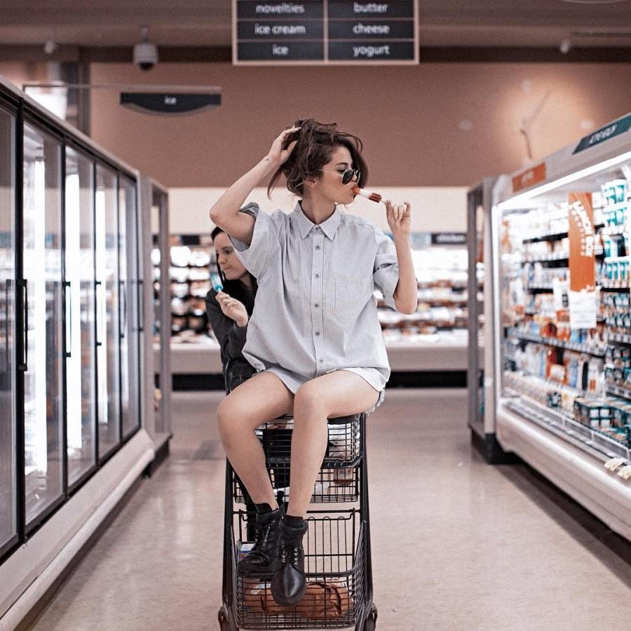 Singer Selena Gomez has reportedly broken the record for the most liked Instagram post ever, attracting 4 million likes for a photograph of herself sipping Coca-Cola. Selena Gomez,singer Selena Gomez,Selena Gomez latest pictures,Selena Gomez latest pics,Selena Gomez latest images,Selena Gomez latest photos,Selena Gomez latest stills,Selena Gomez pics,Selena Gomez images,Selena Gomez photos,Selena Gomez stills,Selena Go