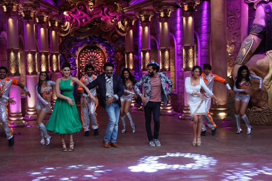 Vivek Oberoi, Urvashi Rautela, Indra Kumar, Riteish Deshmukh, Aftab Shivdasani promotes Great Grand Masti movie on The Kapil Sharma Show. Great Grand Masti,Vivek Oberoi,Urvashi Rautela,Indra Kumar,Riteish Deshmukh,Aftab Shivdasani,The Kapil Sharma Show,Great Grand Masti promotions,Great Grand Masti movie promotions