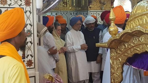 Congress President Sonia Gandhi, Manmohan Singh pay tributes to S.B. Chavan.
