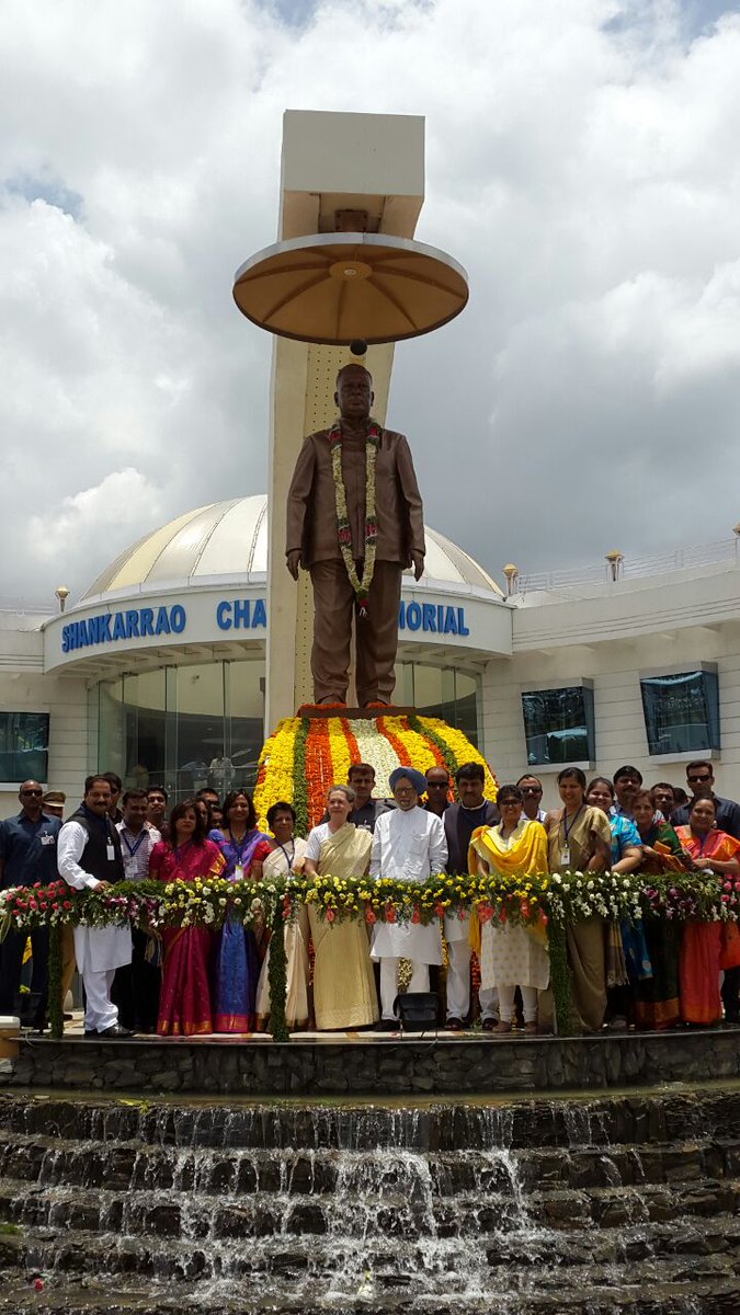 Congress President Sonia Gandhi, Manmohan Singh pay tributes to S.B. Chavan. Sonia Gandhi,Manmohan Singh,Sonia Gandhi pays tributes to S.B. Chavan,Manmohan Singh pay tributes to S.B. Chavan,S.B. Chavan