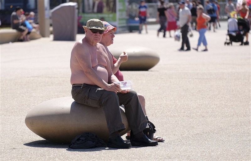 Warm weather and sunny days brings Britons outdoors. Britain heats up,Britain heats,Britain heat wave,Britons outdoors,Heat wave,heat wave in Britain,Heat Wave across Britain,Heat Wave in Britain
