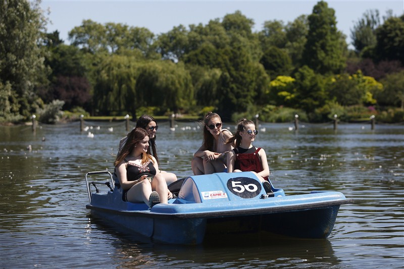 Warm weather and sunny days brings Britons outdoors. Britain heats up,Britain heats,Britain heat wave,Britons outdoors,Heat wave,heat wave in Britain,Heat Wave across Britain,Heat Wave in Britain