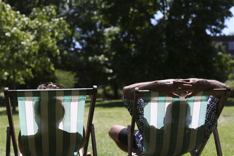 Warm weather and sunny days brings Britons outdoors. Britain heats up,Britain heats,Britain heat wave,Britons outdoors,Heat wave,heat wave in Britain,Heat Wave across Britain,Heat Wave in Britain