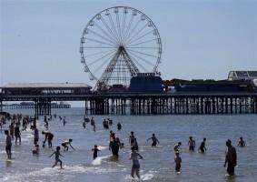Britain heats up,Britain heats,Britain heat wave,Britons outdoors,Heat wave,heat wave in Britain,Heat Wave across Britain,Heat Wave in Britain