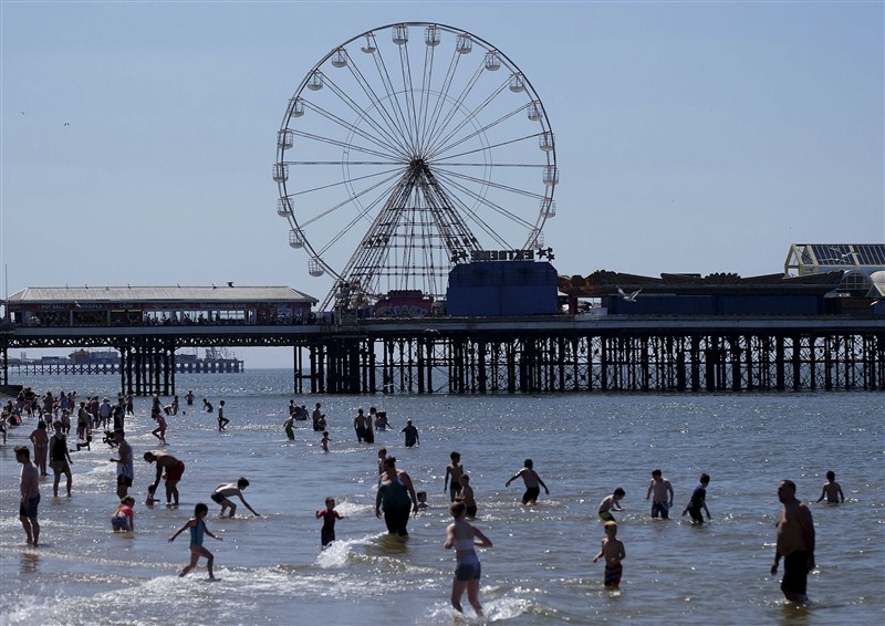 Warm weather and sunny days brings Britons outdoors. Britain heats up,Britain heats,Britain heat wave,Britons outdoors,Heat wave,heat wave in Britain,Heat Wave across Britain,Heat Wave in Britain