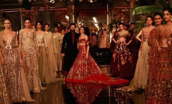 Ace fashion designer Manish Malhotra showcased his latest collection 