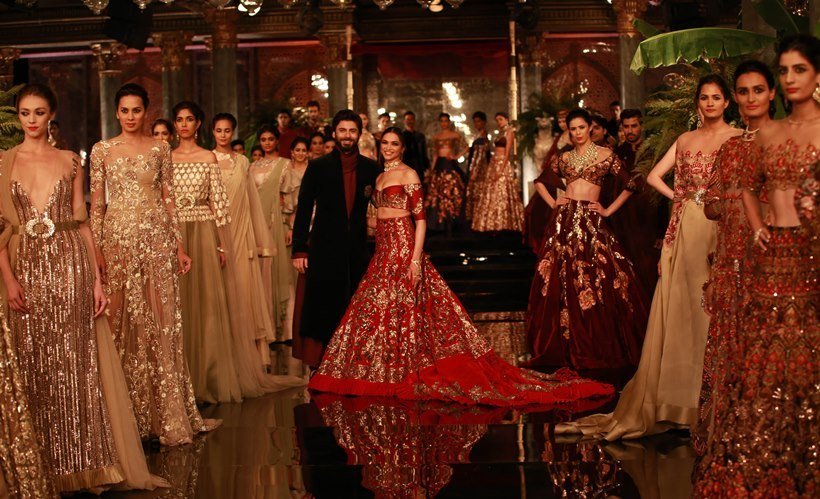 Ace fashion designer Manish Malhotra showcased his latest collection ICW 2016,Deepika Padukone,Fawad Khan,Deepika Padukone dazzles at Manish Malhotra show,Deepika Padukone at Manish Malhotra show,Manish Malhotra show,Deepika Padukone hot pics,Deepika Padukone hot images,Deepika Padukone hot photos,Deepika Padukone hot stil