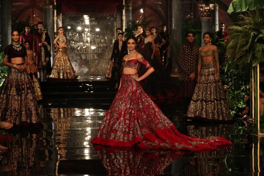 Ace fashion designer Manish Malhotra showcased his latest collection ICW 2016,Deepika Padukone,Fawad Khan,Deepika Padukone dazzles at Manish Malhotra show,Deepika Padukone at Manish Malhotra show,Manish Malhotra show,Deepika Padukone hot pics,Deepika Padukone hot images,Deepika Padukone hot photos,Deepika Padukone hot stil