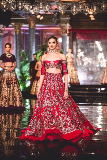 Ace fashion designer Manish Malhotra showcased his latest collection ICW 2016,Deepika Padukone,Fawad Khan,Deepika Padukone dazzles at Manish Malhotra show,Deepika Padukone at Manish Malhotra show,Manish Malhotra show,Deepika Padukone hot pics,Deepika Padukone hot images,Deepika Padukone hot photos,Deepika Padukone hot stil