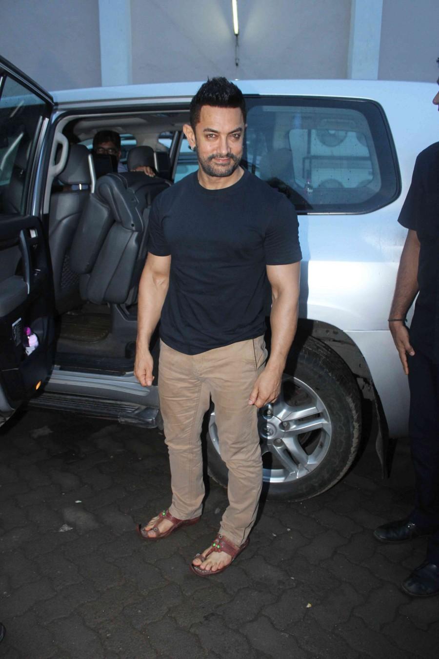 Bollywood actor Aamir Khan and Kareena Kapoor Khan spotted at Mehboob studio, Bandra. Aamir Khan,Kareena Kapoor Khan,Kareena Kapoor,Aamir Khan and Kareena Kapoor Khan,Aamir Khan at Mehboob studio,Kareena Kapoor Khan at Mehboob studio,Kareena Kapoor at Mehboob studio,Aamir Khan pics,Aamir Khan images,Aamir Khan photos,Aamir Khan stills,Aami