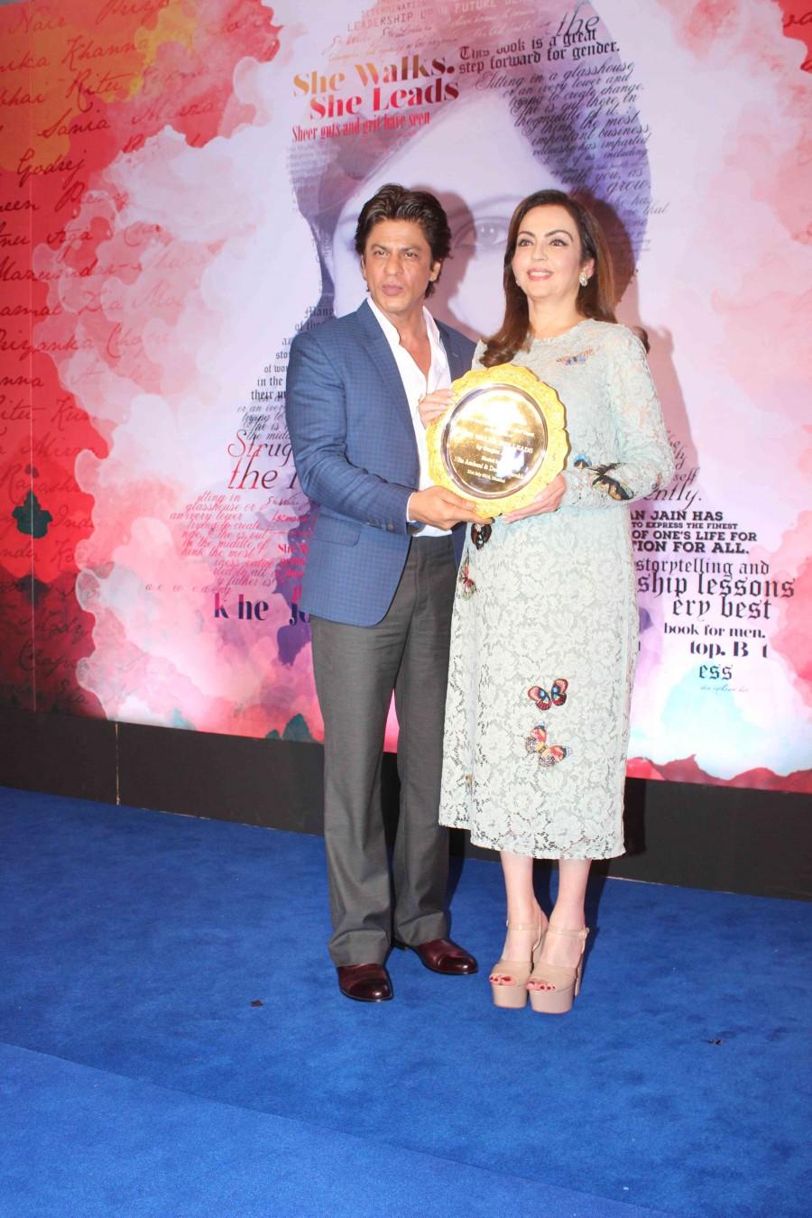 Bollywood actor Shahrukh Khan and Neeta Ambani launch Gunjan Jain book. Shahrukh Khan,Neeta Ambani,Shahrukh Khan launches Gunjan Jain book,Neeta Ambani launches Gunjan Jain book,Gunjan Jain book,SRK,actor Shahrukh Khan,Shahrukh Khan latest pics,Shahrukh Khan latest images,Shahrukh Khan latest photos,Shahrukh Khan latest still