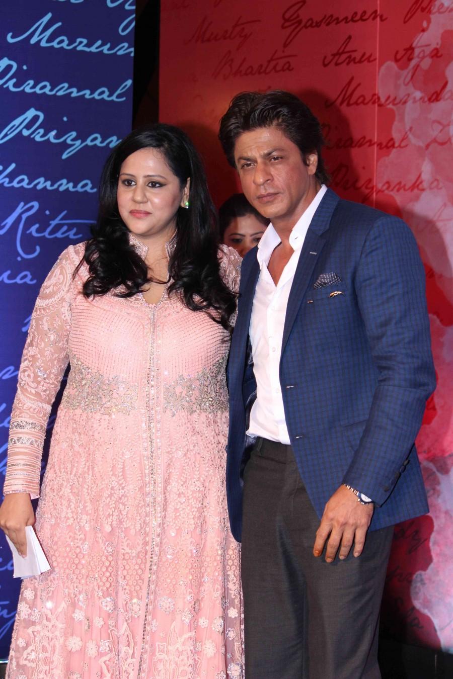 Bollywood actor Shahrukh Khan and Neeta Ambani launch Gunjan Jain book. Shahrukh Khan,Neeta Ambani,Shahrukh Khan launches Gunjan Jain book,Neeta Ambani launches Gunjan Jain book,Gunjan Jain book,SRK,actor Shahrukh Khan,Shahrukh Khan latest pics,Shahrukh Khan latest images,Shahrukh Khan latest photos,Shahrukh Khan latest still