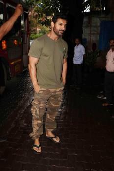 Celebs like Tiger Shroff, John Abraham, Jacqueline spotted at Bandra.