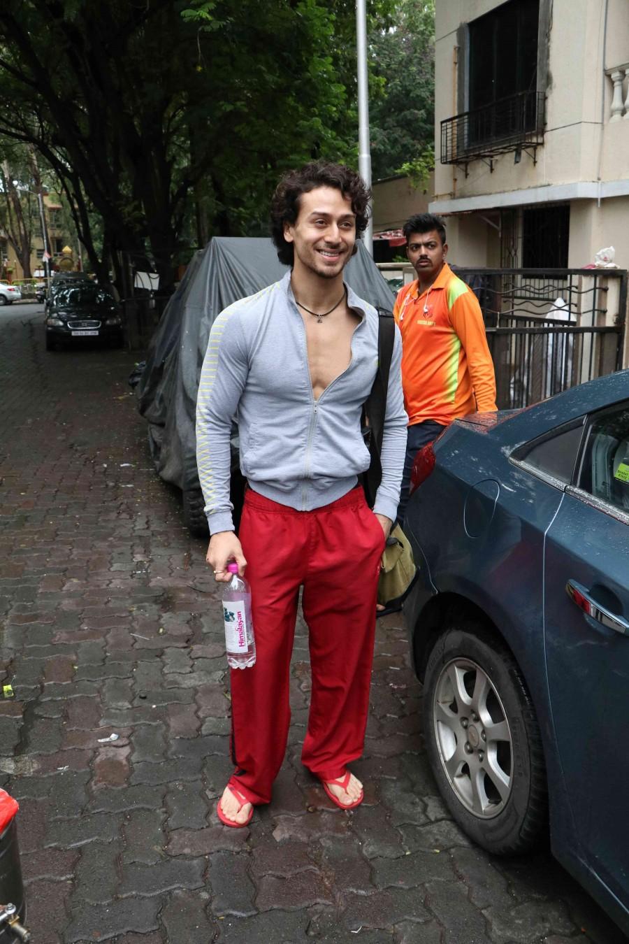 Celebs like Tiger Shroff, John Abraham, Jacqueline spotted at Bandra. Tiger Shroff,John Abraham,Jacqueline,Jacqueline Fernandez,Tiger Shroff spotted at Bandra,John Abraham spotted at Bandra,Jacqueline spotted at Bandra