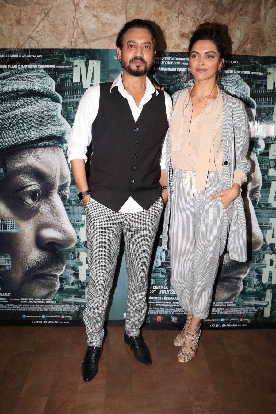 Bollywood actor Deepika Padukone and Ranveer Singh at Irrfan Khan's Madaari special screening. Deepika Padukone,Ranveer Singh,Deepika Padukone and Ranveer Singh,Irrfan Khan,Madaari special screening,Deepika Padukone at Madaari special screening,Ranveer Singh at Madaari special screening,Madaari special screening pics,Madaari special screening imag
