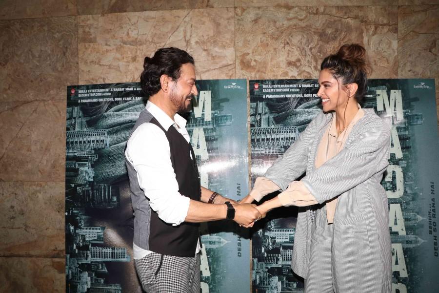Bollywood actor Deepika Padukone and Ranveer Singh at Irrfan Khan's Madaari special screening. Deepika Padukone,Ranveer Singh,Deepika Padukone and Ranveer Singh,Irrfan Khan,Madaari special screening,Deepika Padukone at Madaari special screening,Ranveer Singh at Madaari special screening,Madaari special screening pics,Madaari special screening imag