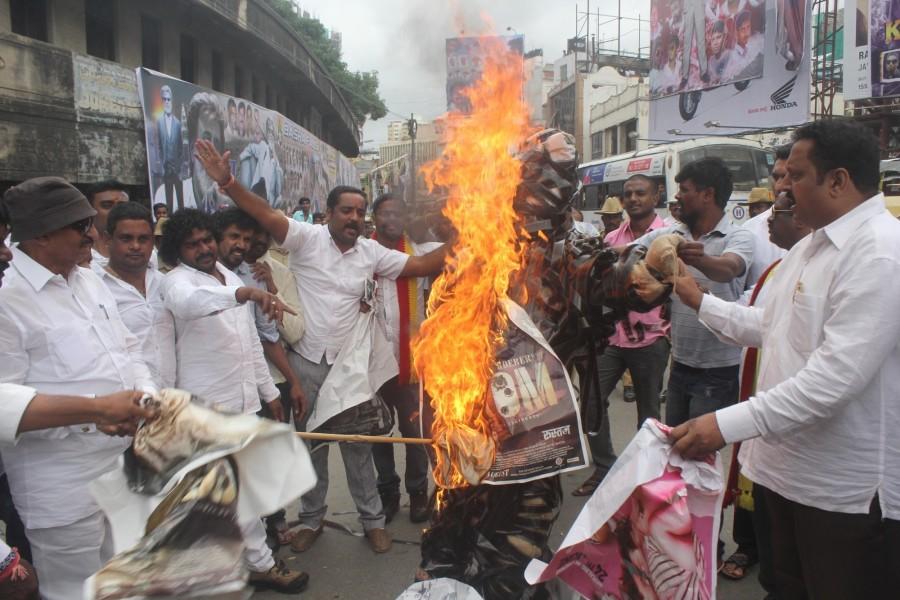 Vatal Nagaraj protest against Rajinikanth's Kabali movie. Vatal Nagaraj,Rajinikanth,Kabali,protest against Rajinikanth's Kabali movie,protest against Rajinikanth,protest against Kabali,Kabali movie,Kabali protest