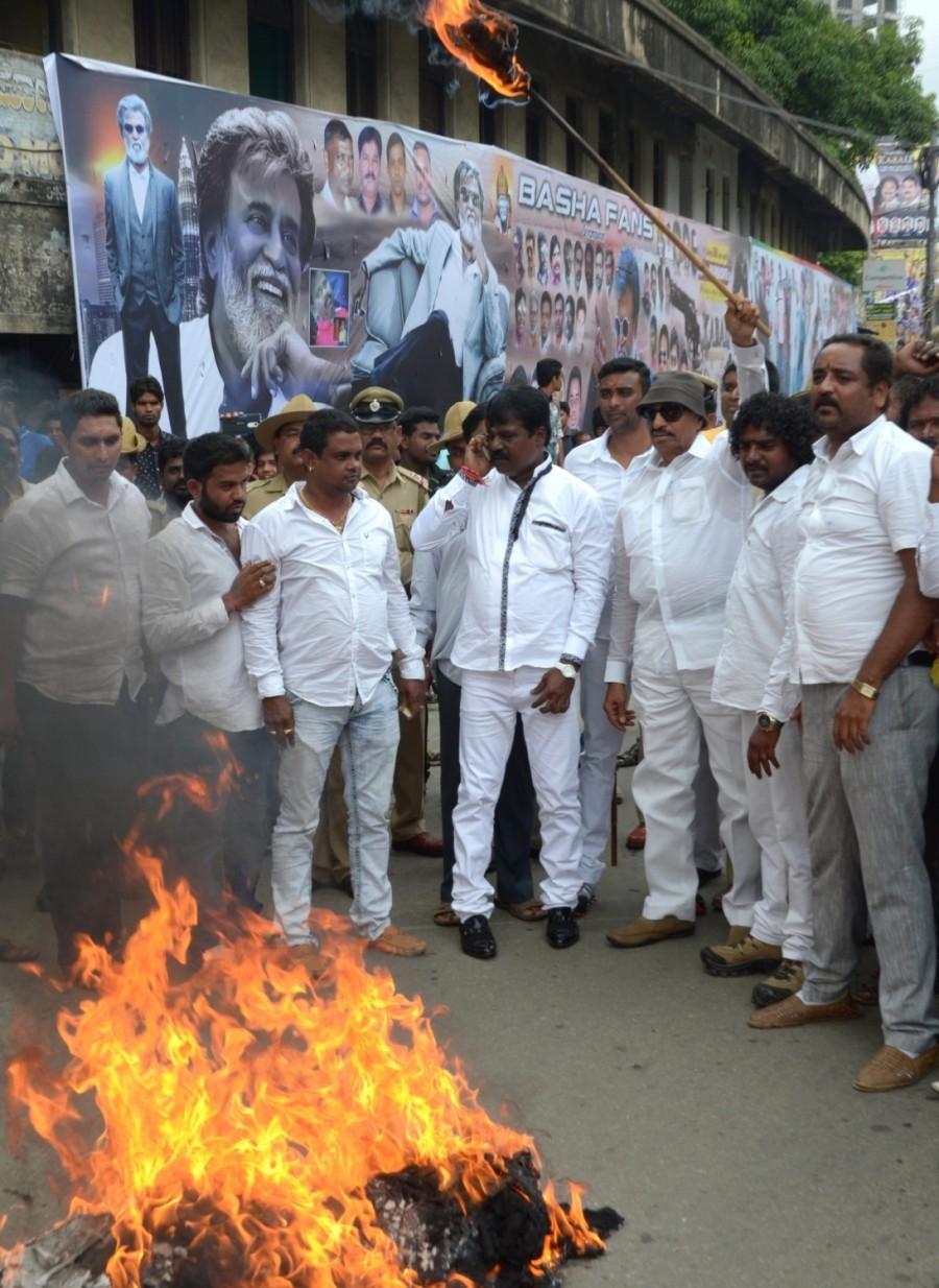 Vatal Nagaraj protest against Rajinikanth's Kabali movie. Vatal Nagaraj,Rajinikanth,Kabali,protest against Rajinikanth's Kabali movie,protest against Rajinikanth,protest against Kabali,Kabali movie,Kabali protest